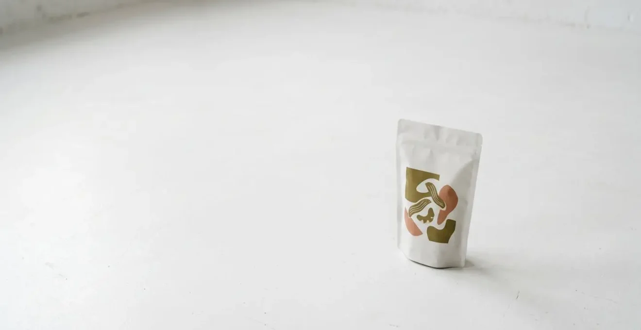 Esempio di gerarchia visiva efficace con spazio bianco che guida l'occhio del consumatore nel packaging alimentare