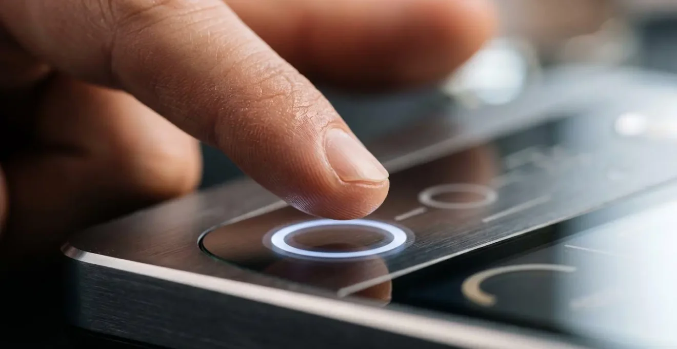 Dashboard personalizzata di una intranet con widget dinamici che mostrano informazioni pertinenti per diverse funzioni aziendali.